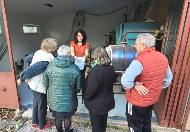 Démonstration de soufflage de verre auprès du public